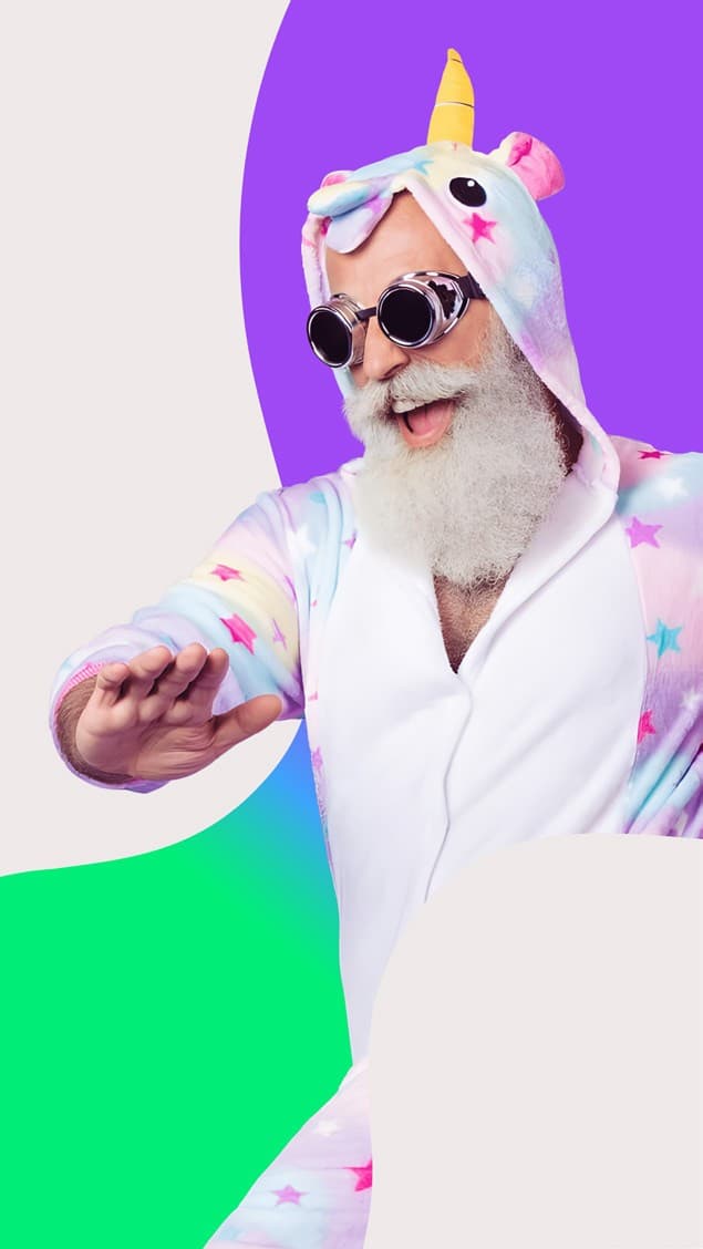 Hombre mayor con disfraz de unicornio y gafas oscuras baila, sobre formas violeta y verde