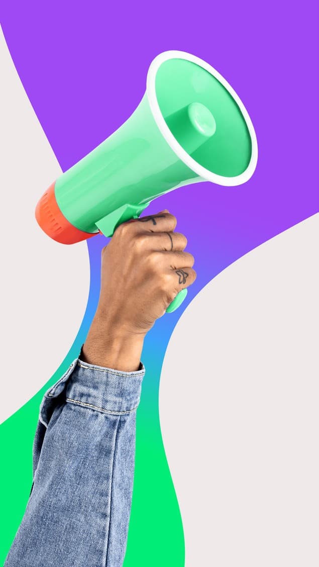 Una mano levanta un megáfono verde, sobre formas violeta y verde